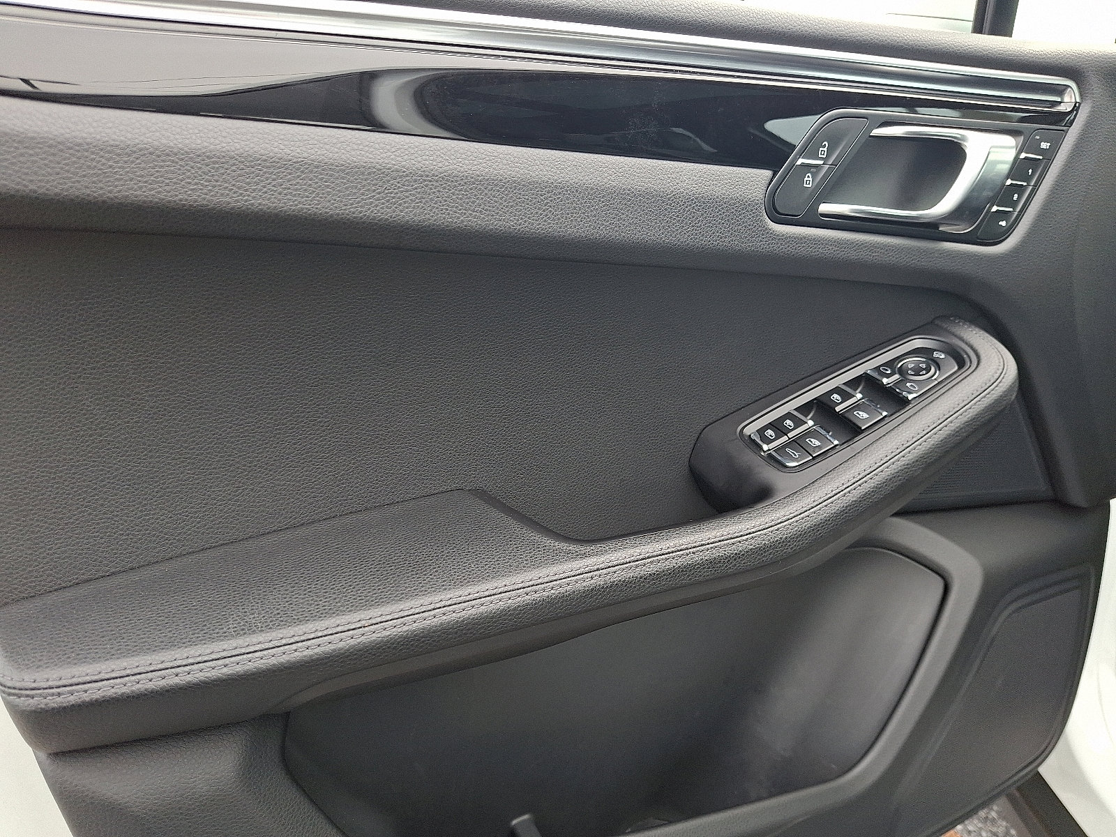 Used 2023 Porsche Macan image 12