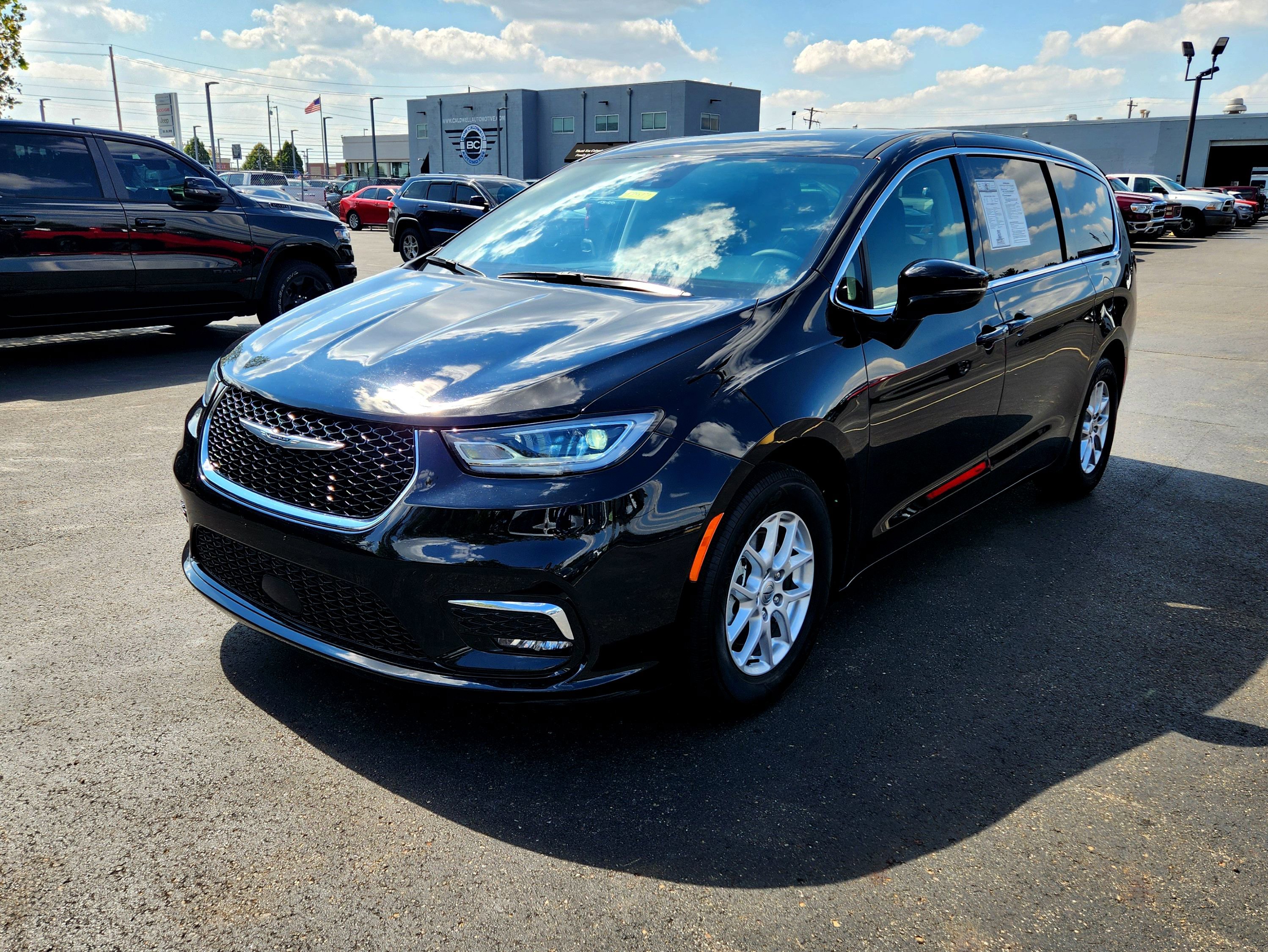 Used 2024 Chrysler Pacifica Touring-L image 3