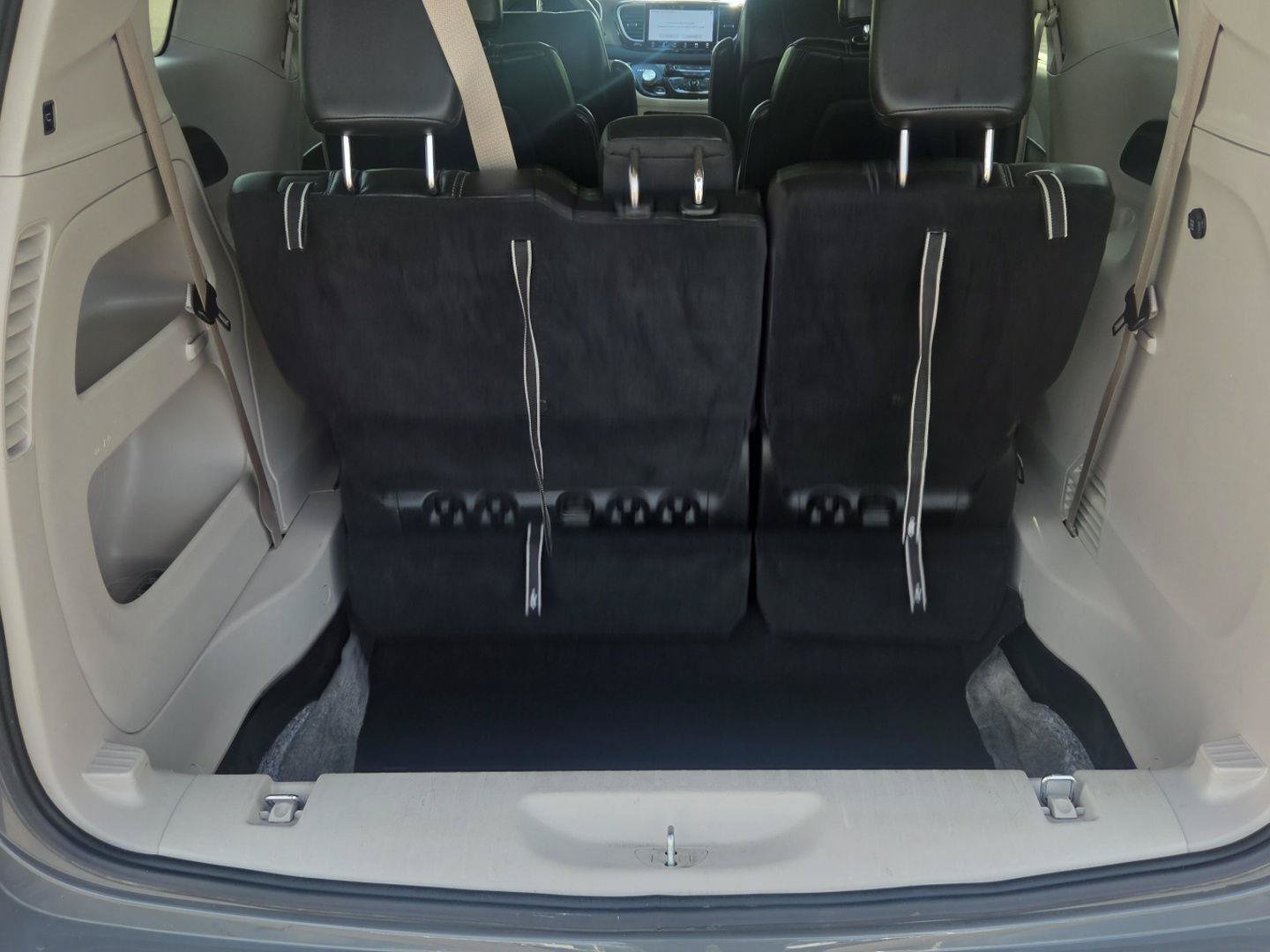Used 2023 Chrysler Pacifica Touring-L FWD image 5