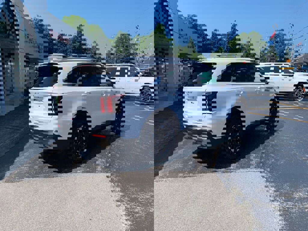 Used 2025 Kia Sorento S image 8