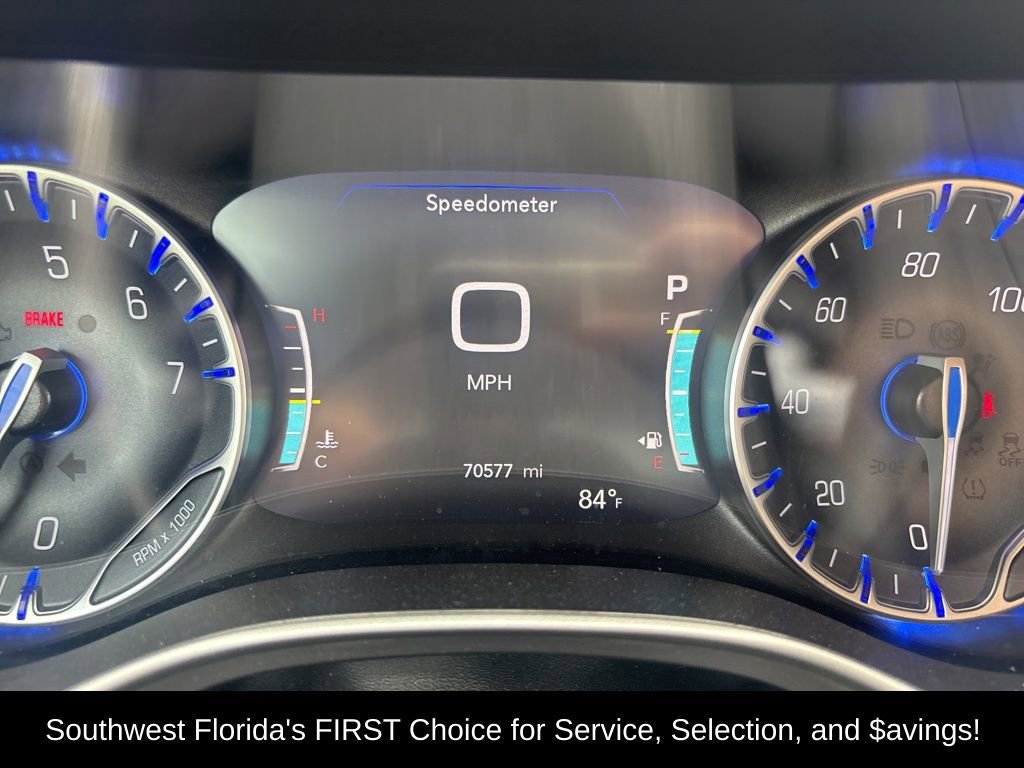 Used 2023 Chrysler Pacifica Touring-L FWD image 2