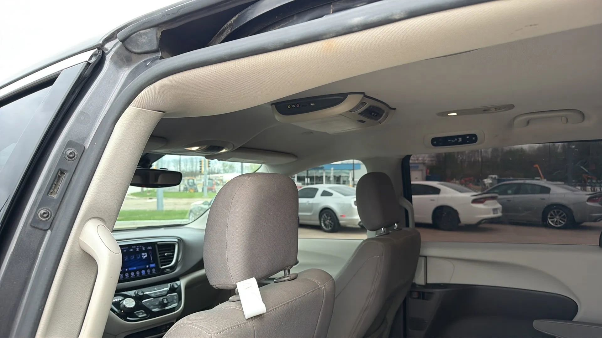 Used 2017 Chrysler Pacifica Touring image 38