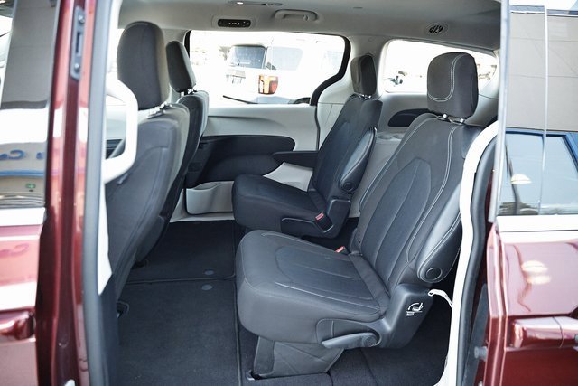 Used 2022 Chrysler Voyager LX image 27