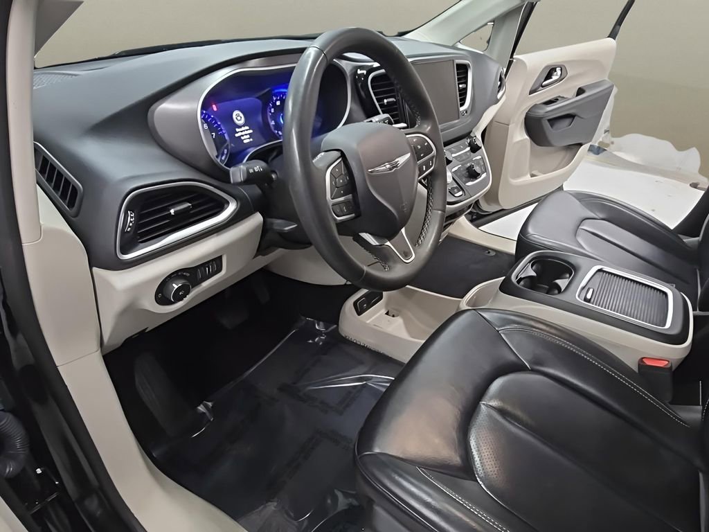 Used 2023 Chrysler Pacifica Touring-L image 12