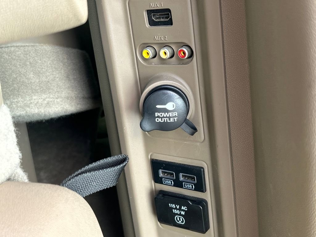 Used 2013 Chrysler Town & Country Limited image 35