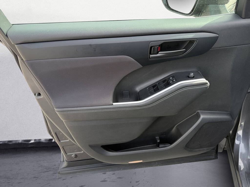 Used 2024 Toyota Highlander LE image 19