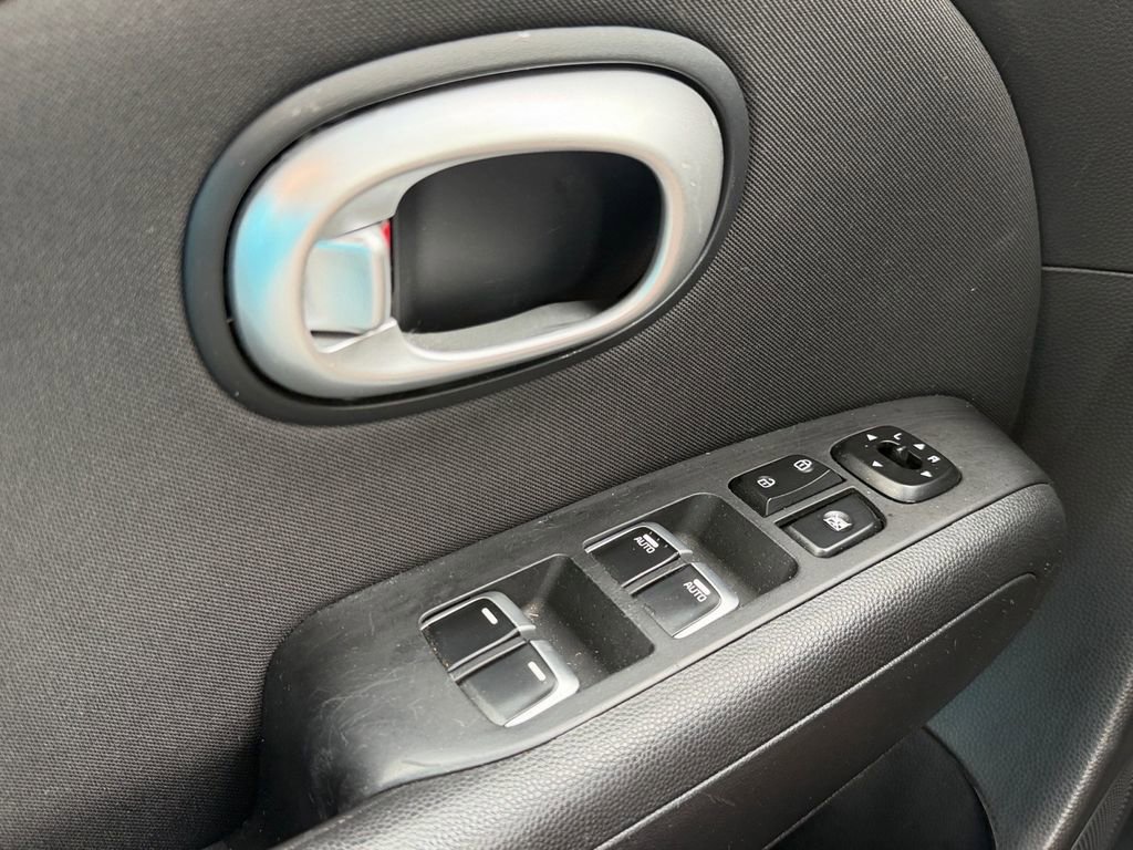 Used 2019 Kia Soul + FWD image 19