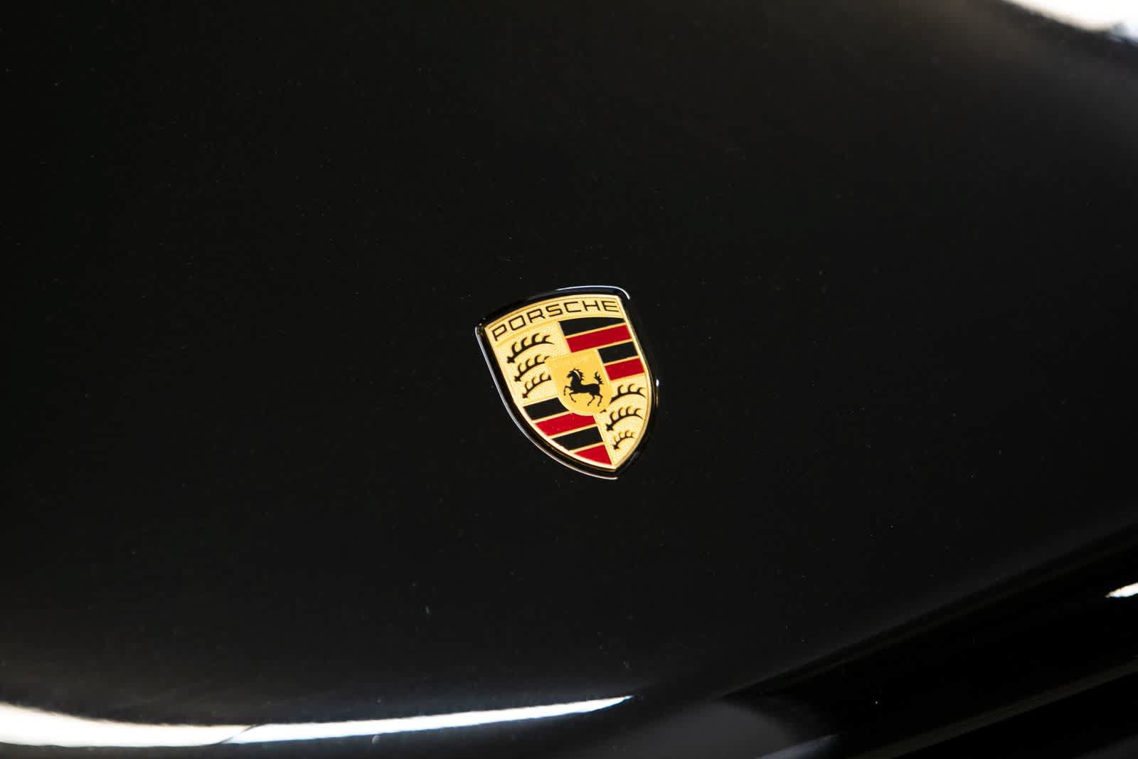 Certified 2022 Porsche Macan AWD/4WD image 17