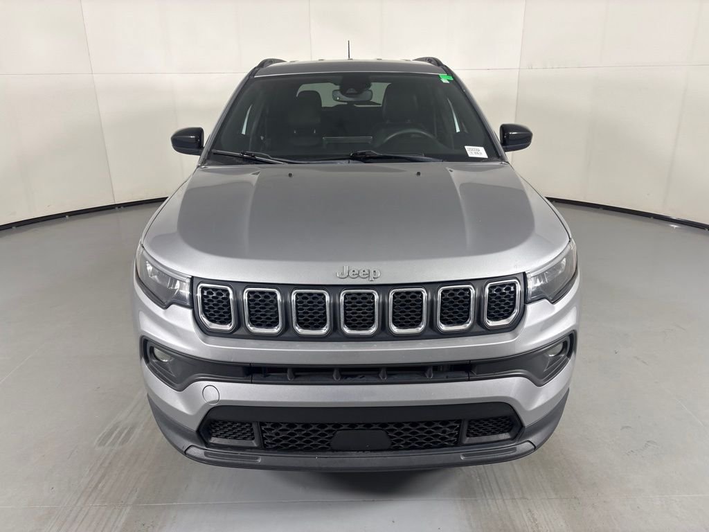 Used 2024 Jeep Compass Latitude AWD/4WD image 3