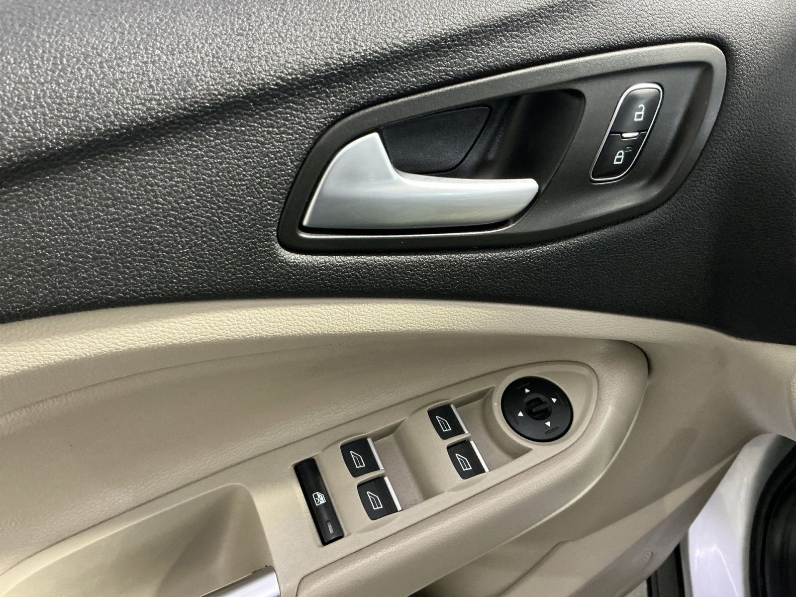 Used 2019 Ford Escape SE image 16