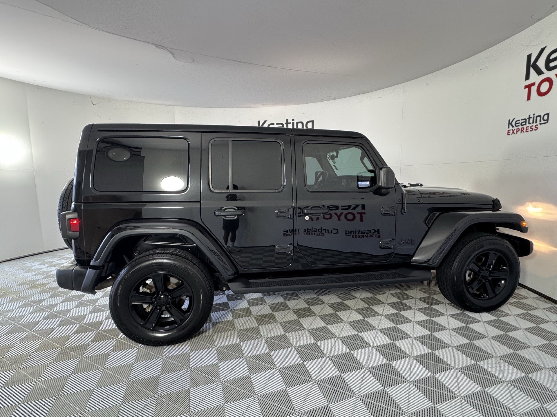 Used 2020 Jeep Wrangler Unlimited Sahara AWD/4WD image 4
