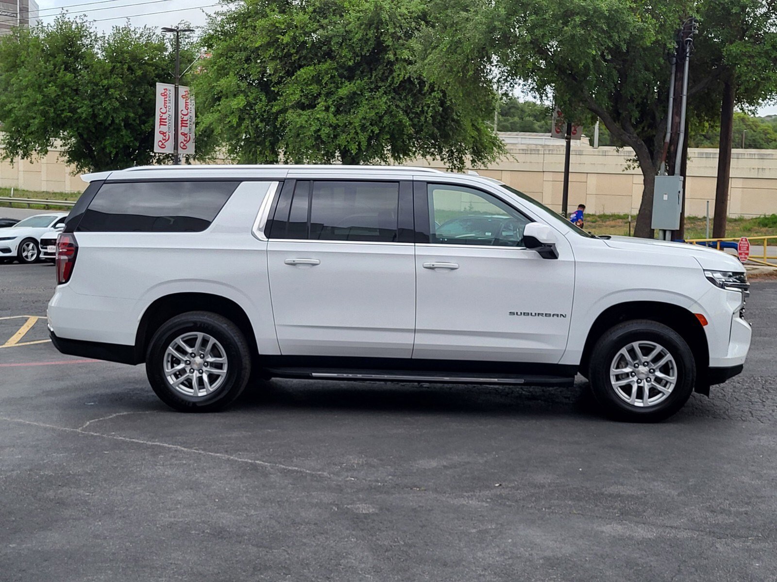 Used 2024 Chevrolet Suburban LT RWD image 2