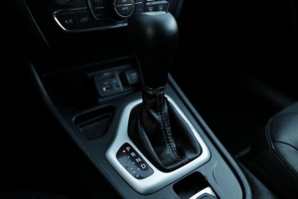 Used 2018 Jeep Cherokee Latitude Plus w/ Comfort/Convenience Group image 37