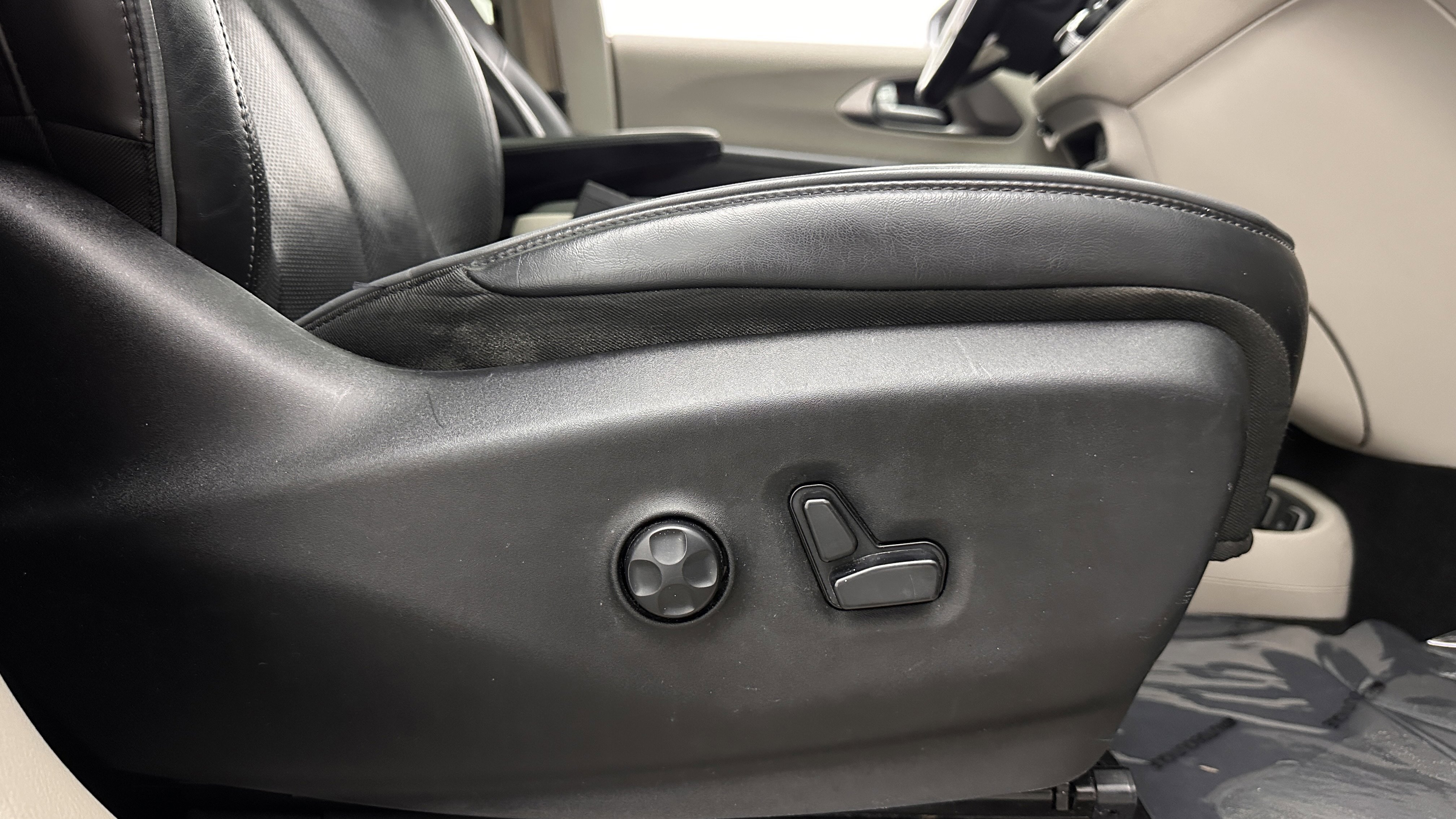 Used 2018 Chrysler Pacifica Limited w/ Advanced Safetytec Group FWD image 36