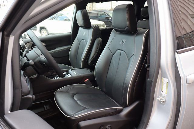 Used 2024 Chrysler Pacifica Limited w/ S Appearance Package image 10