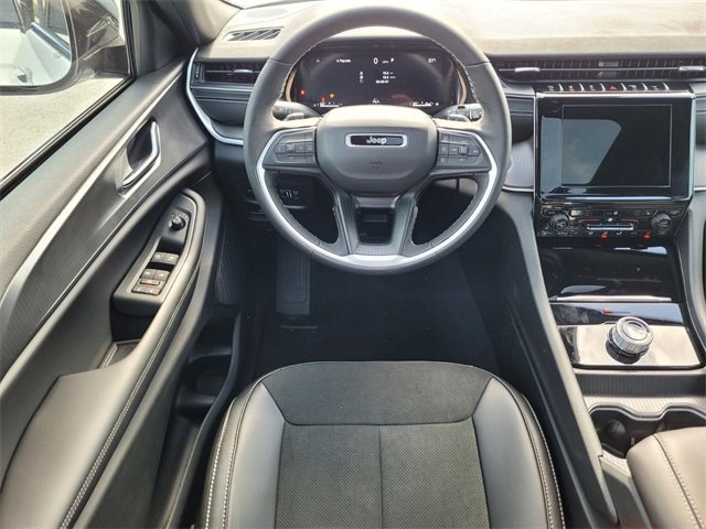 Used 2025 Jeep Grand Cherokee Altitude image 12