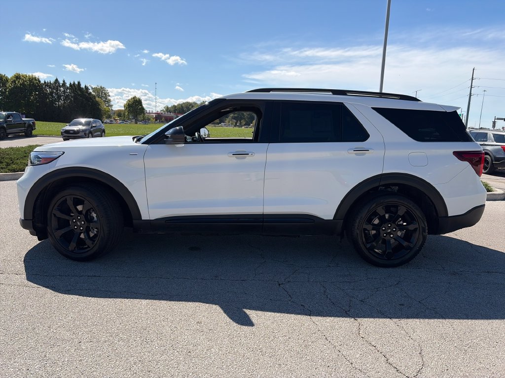 Used 2024 Ford Explorer ST-Line w/ Class IV Trailer Tow Package AWD/4WD image 4