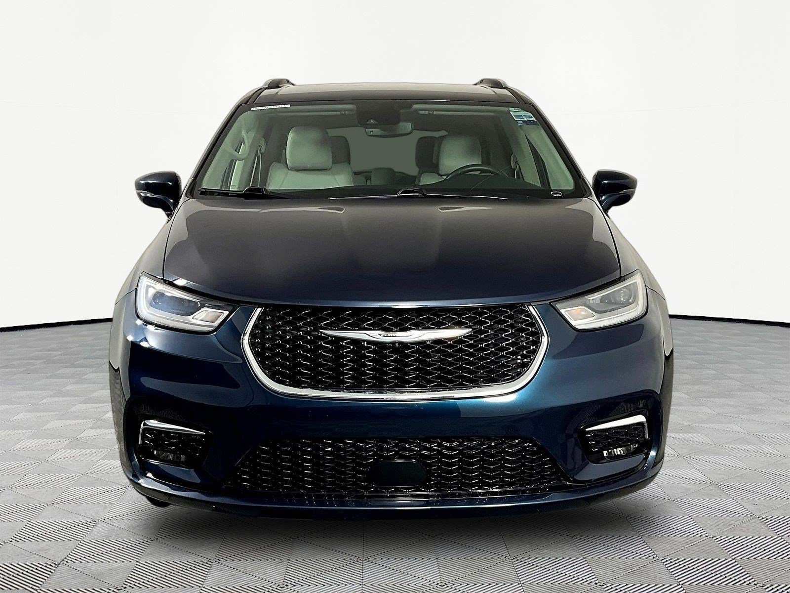 Used 2021 Chrysler Pacifica Touring-L FWD image 2