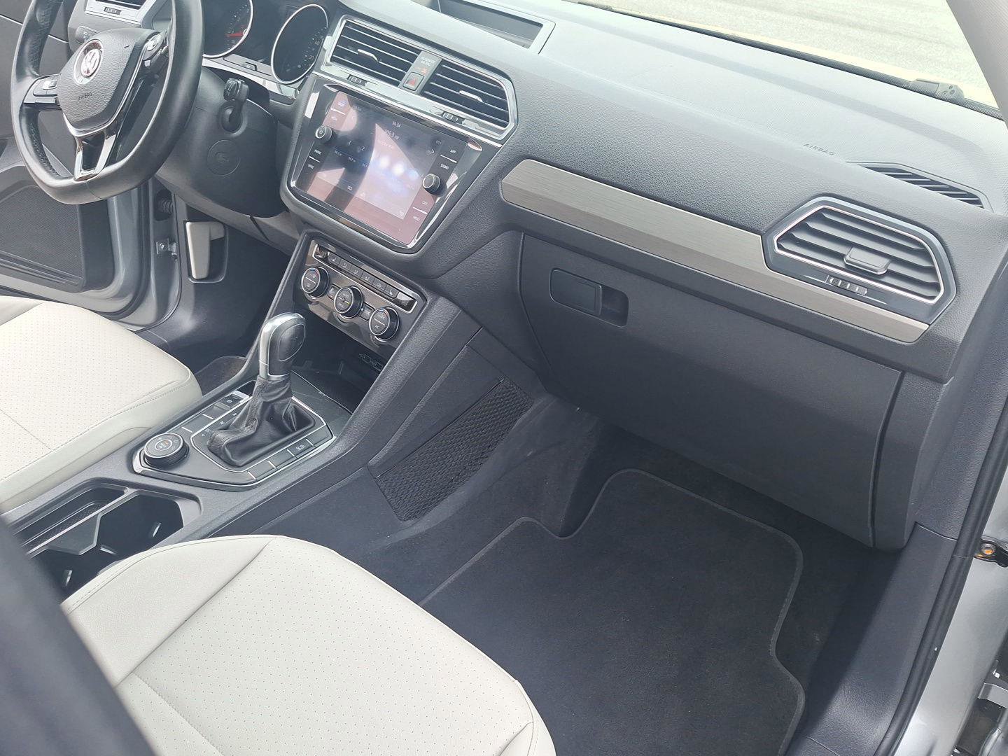 Used 2019 Volkswagen Tiguan SE w/ Panoramic Sunroof Package AWD/4WD image 17