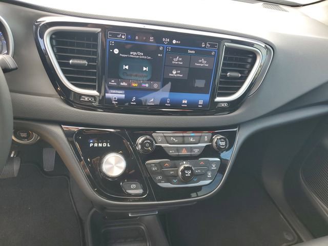 Used 2025 Chrysler Pacifica Select image 20