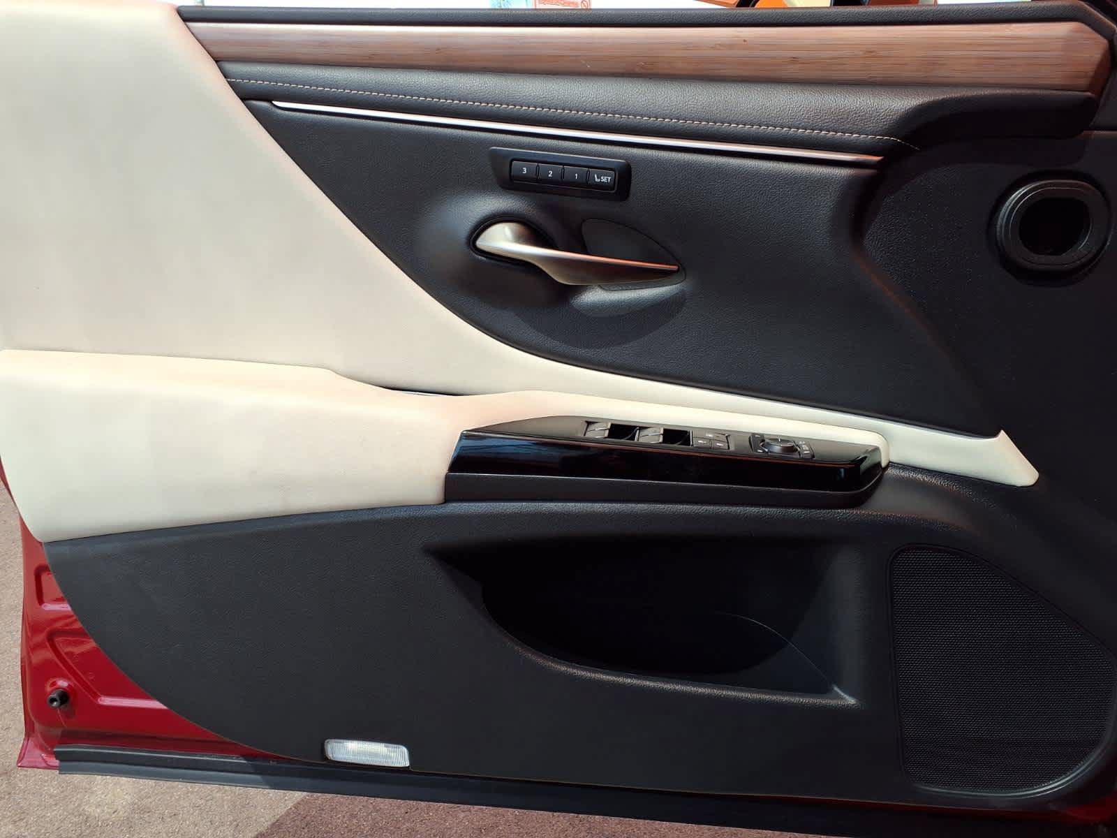 Used 2024 Lexus ES 300h w/ Premium Package FWD image 17