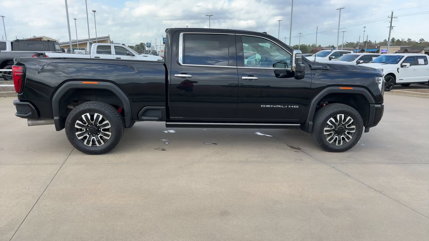 Used 2024 GMC Sierra 2500 Denali Ultimate AWD/4WD image 8