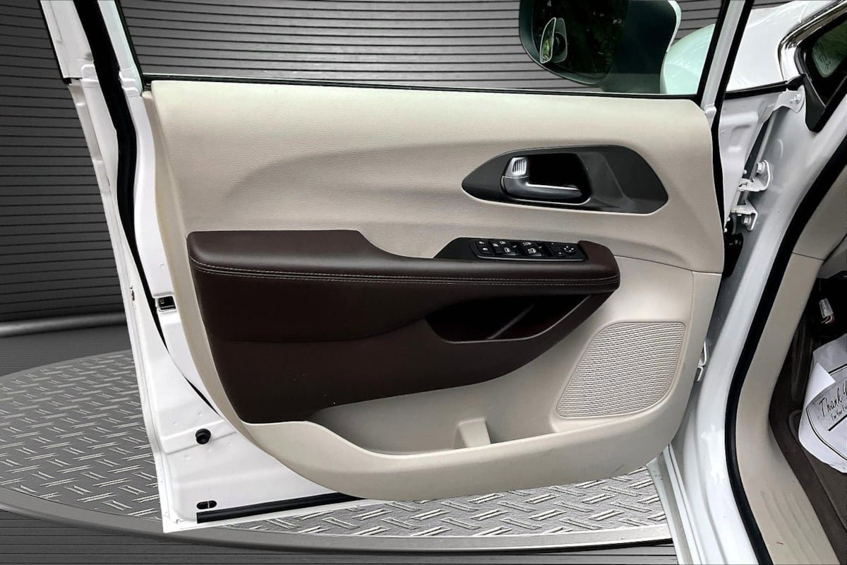 Used 2019 Chrysler Pacifica L FWD image 19