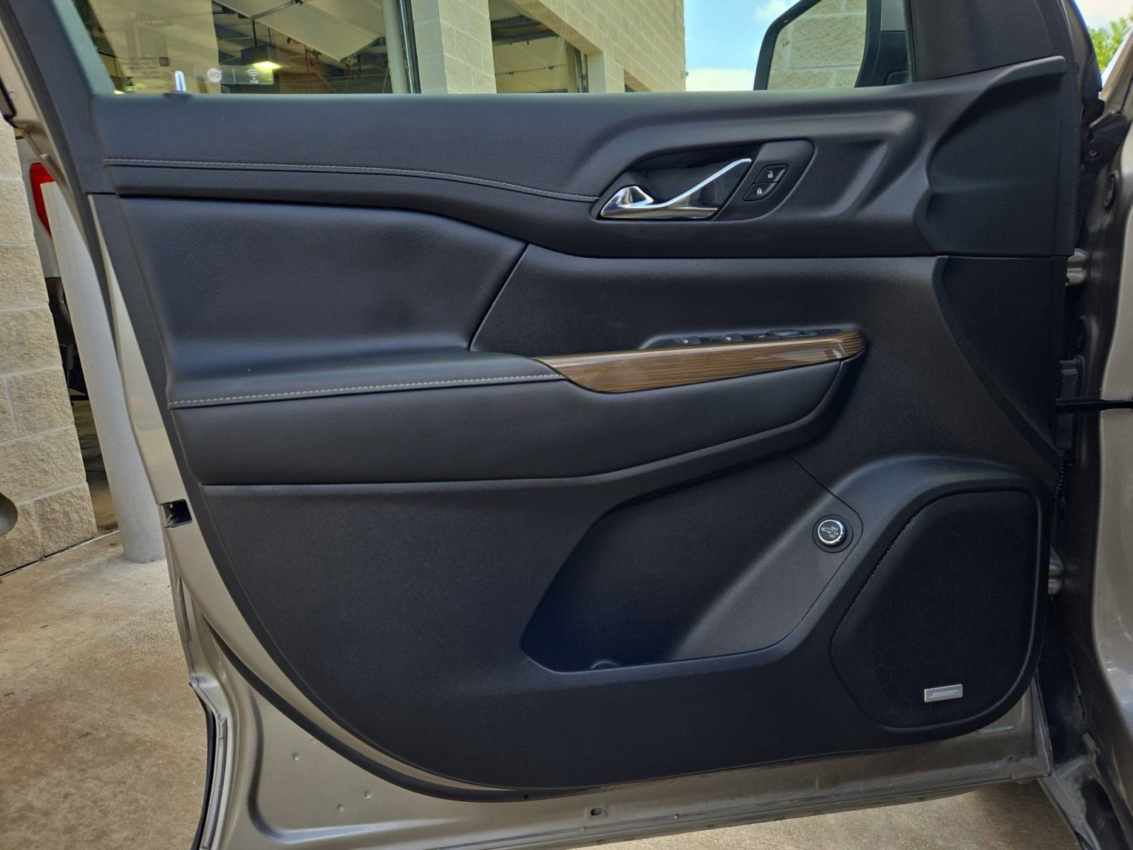 Used 2023 GMC Acadia SLE w/ Driver Convenience Package FWD image 19