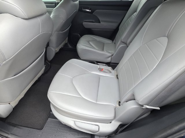 Used 2021 Toyota Highlander XLE FWD image 10