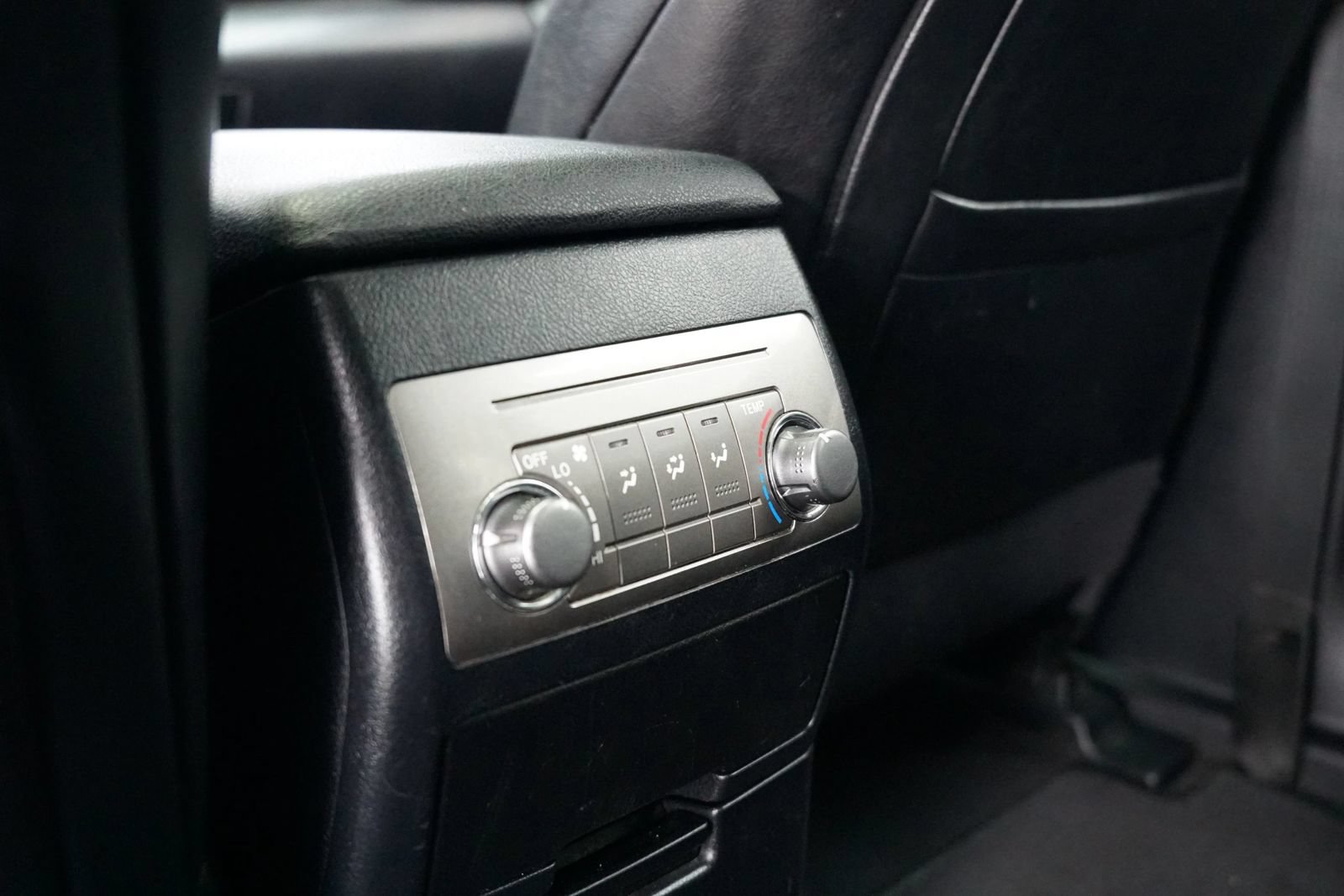 Used 2012 Toyota Highlander SE w/ Tow Pkg FWD image 30