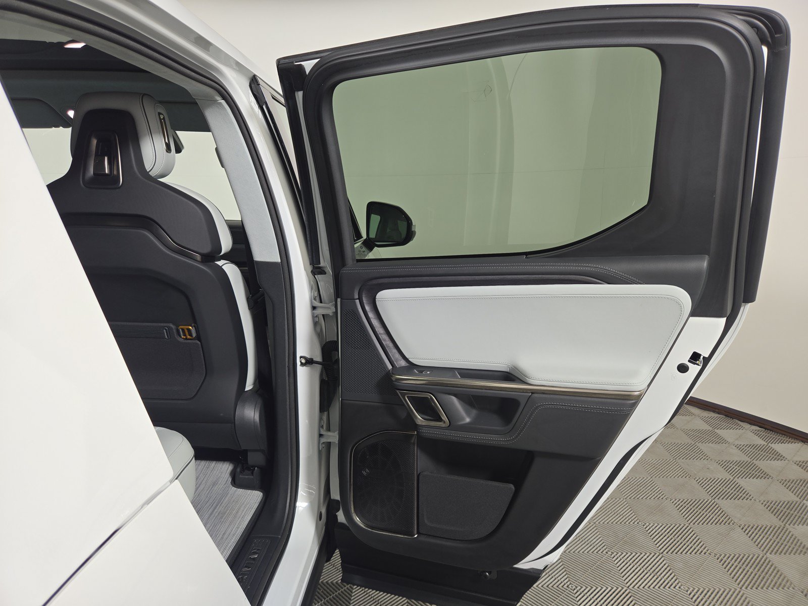 Used 2024 Rivian R1T Adventure AWD/4WD image 19