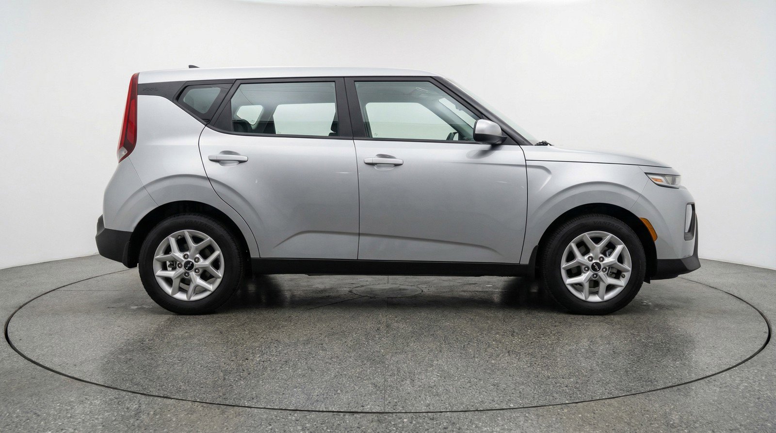 Used 2025 Kia Soul LX w/ LX Technology Package FWD image 9
