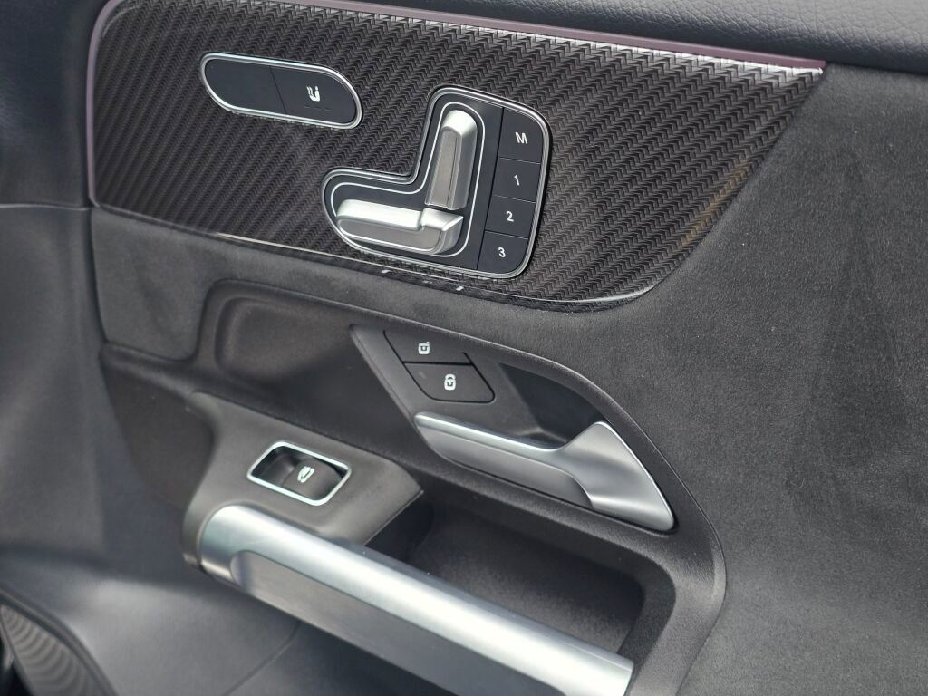 Used 2022 Mercedes-Benz GLB 35 AMG 4MATIC image 28