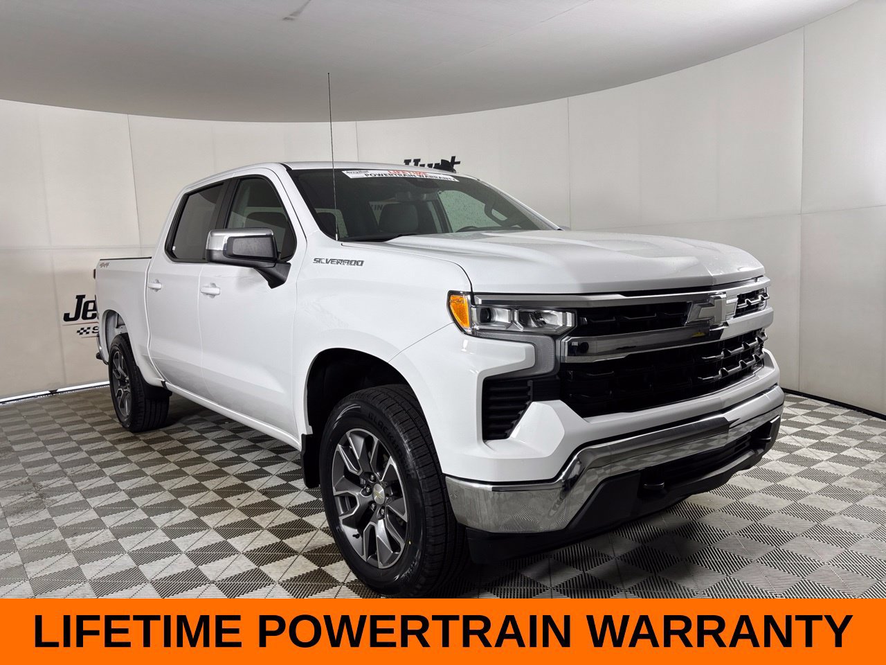 Used 2023 Chevrolet Silverado 1500 LT AWD/4WD image 4