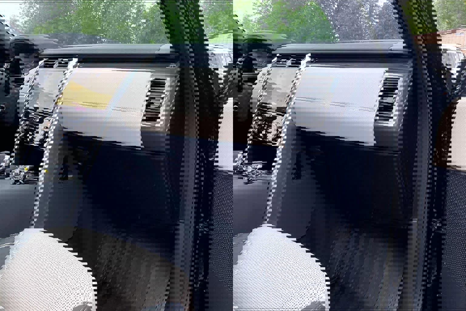 Used 2023 Land Rover Discovery Metropolitan Edition AWD/4WD image 19