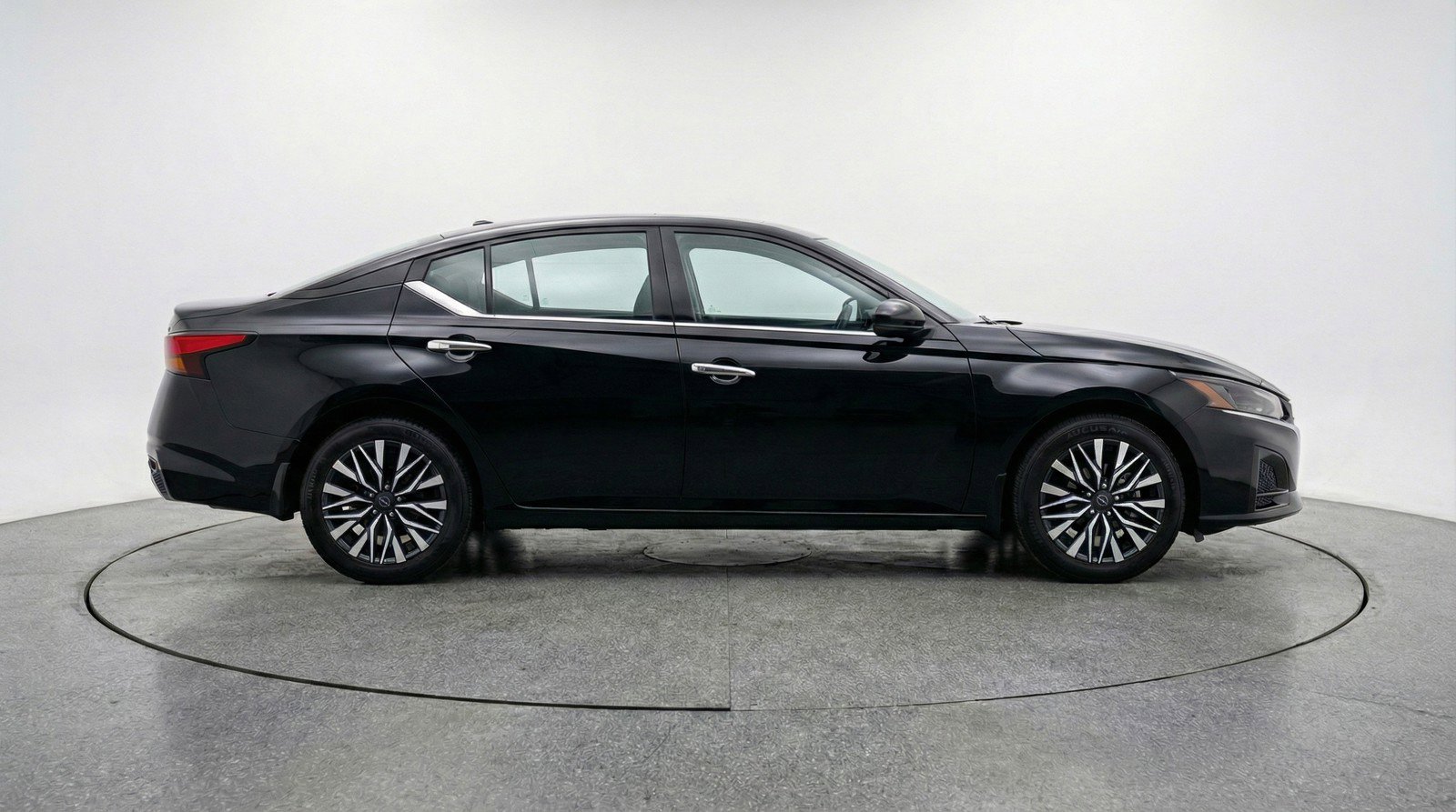 Used 2025 Nissan Altima 2.5 SV image 11