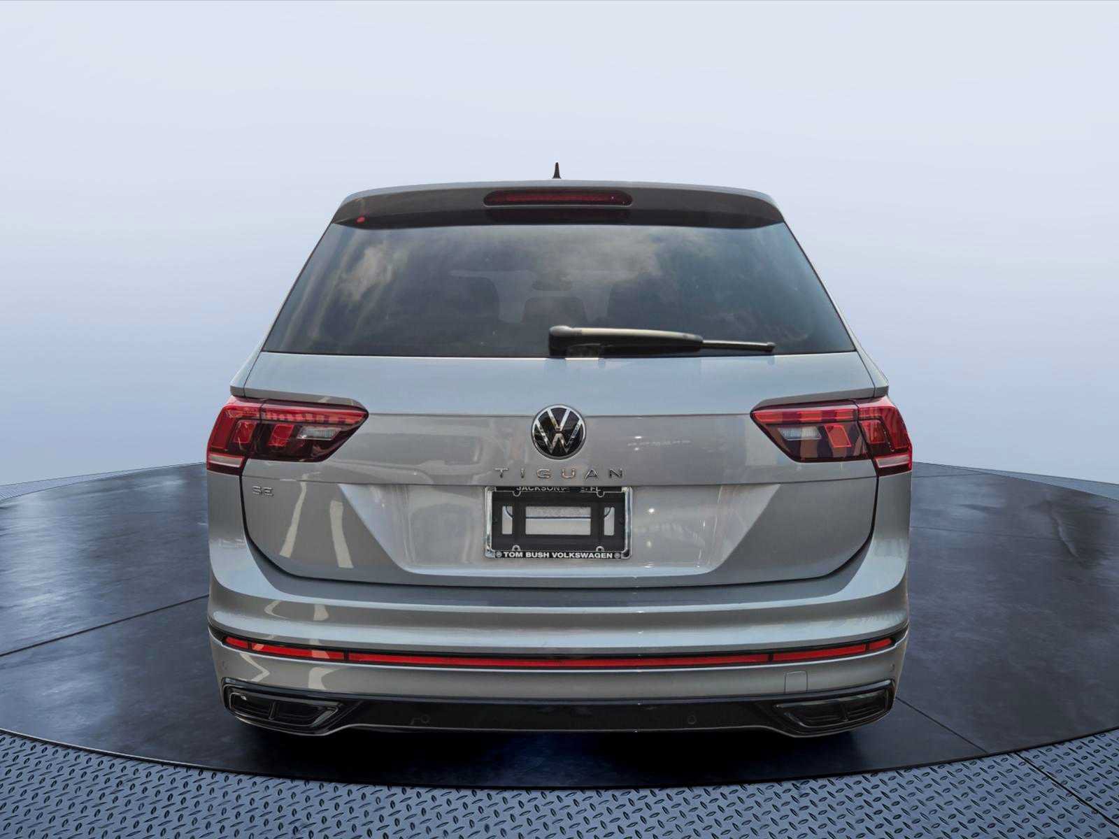 Used 2024 Volkswagen Tiguan SE R-Line FWD image 5