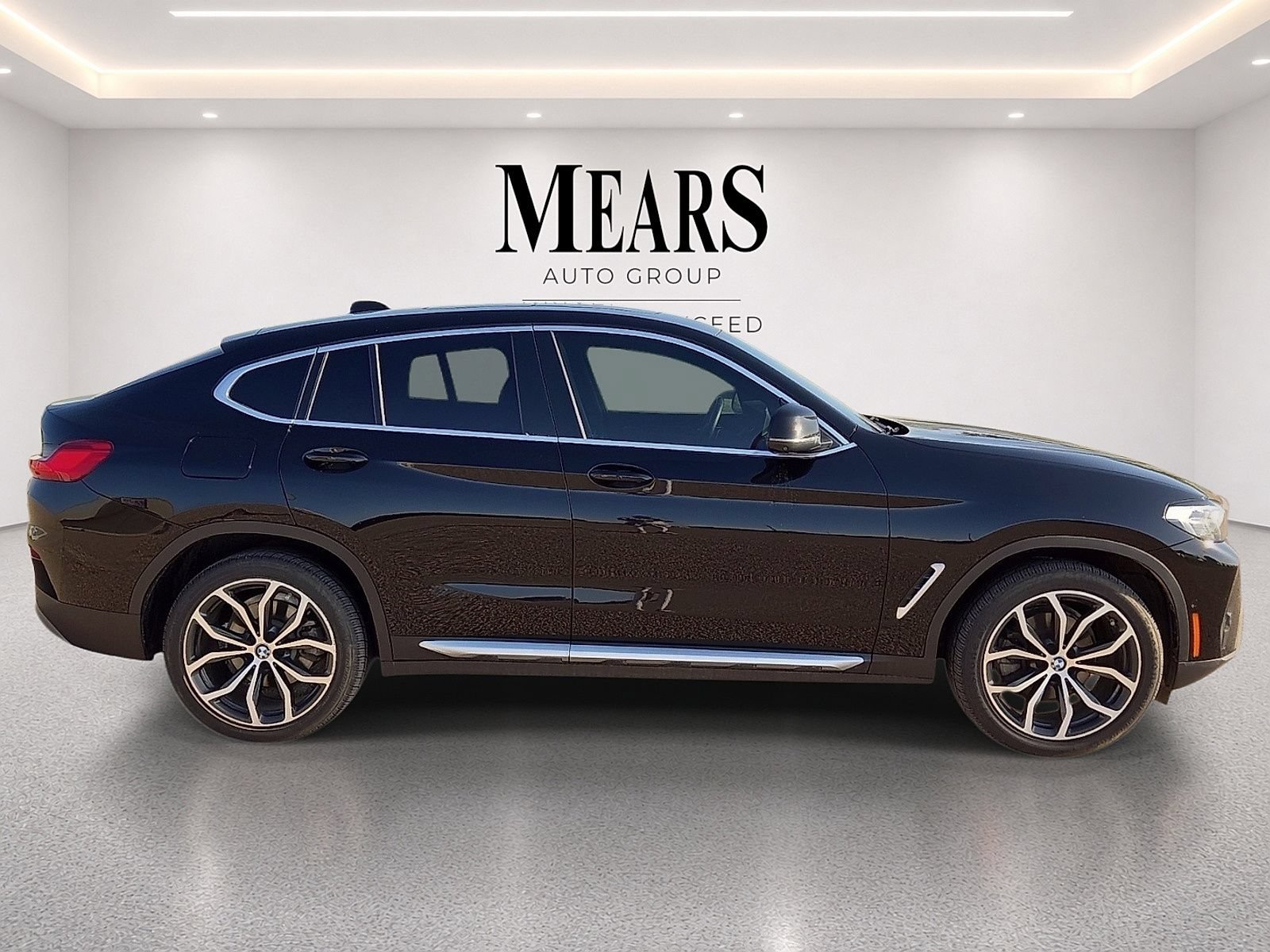 Used 2022 BMW X4 xDrive30i w/ Parking Assistance Package AWD/4WD image 6