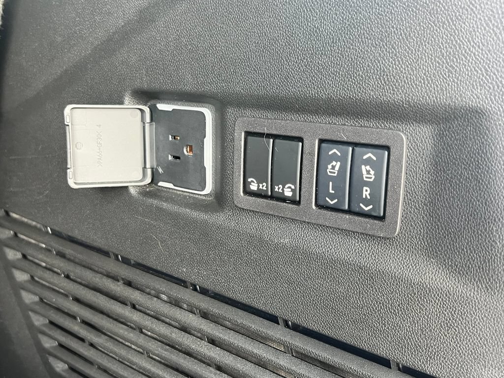Used 2024 GMC Yukon Denali w/ Advanced Technology Package AWD/4WD image 23