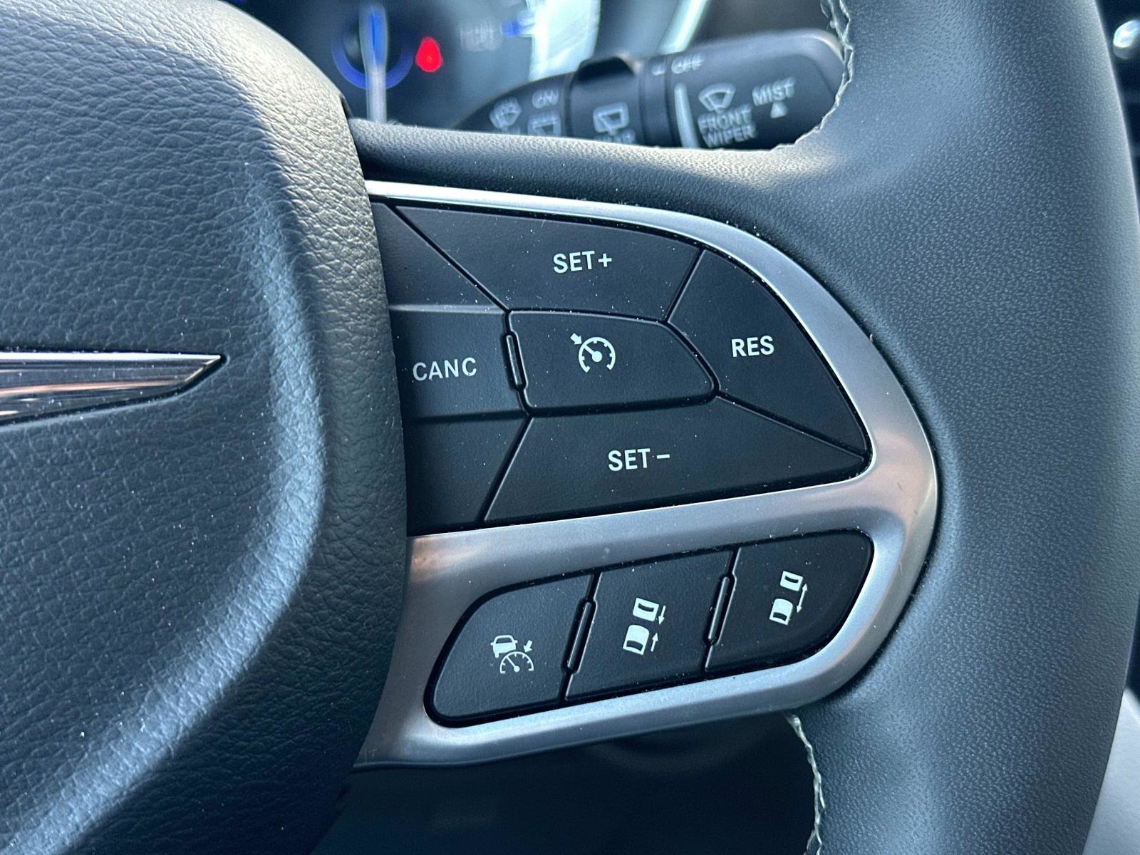 Used 2024 Chrysler Pacifica Touring-L FWD image 13