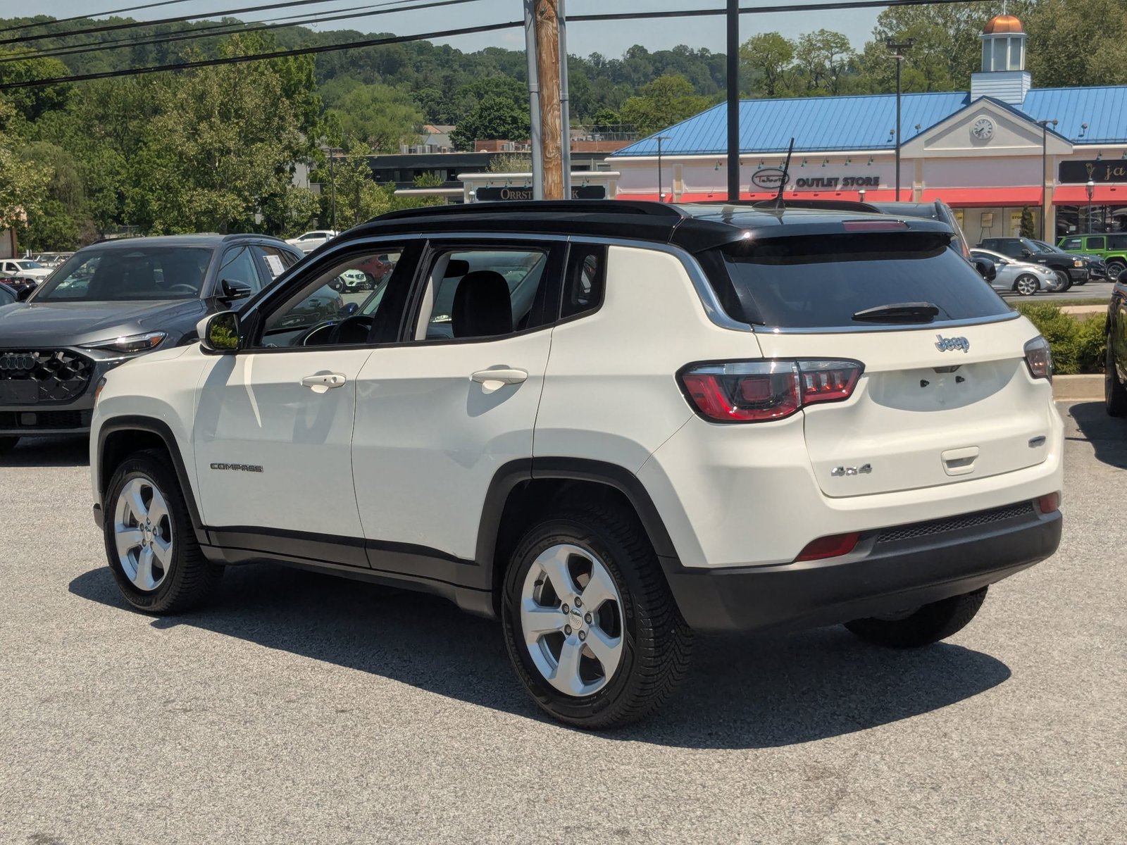Used 2018 Jeep Compass Latitude w/ Popular Equipment Group AWD/4WD image 3