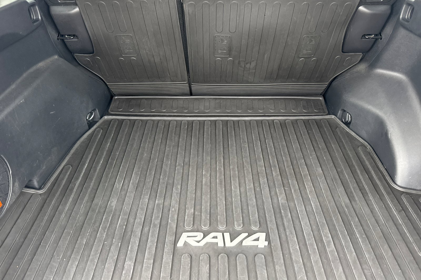 Used 2020 Toyota RAV4 Limited image 17