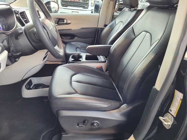 Used 2024 Chrysler Pacifica Select image 15