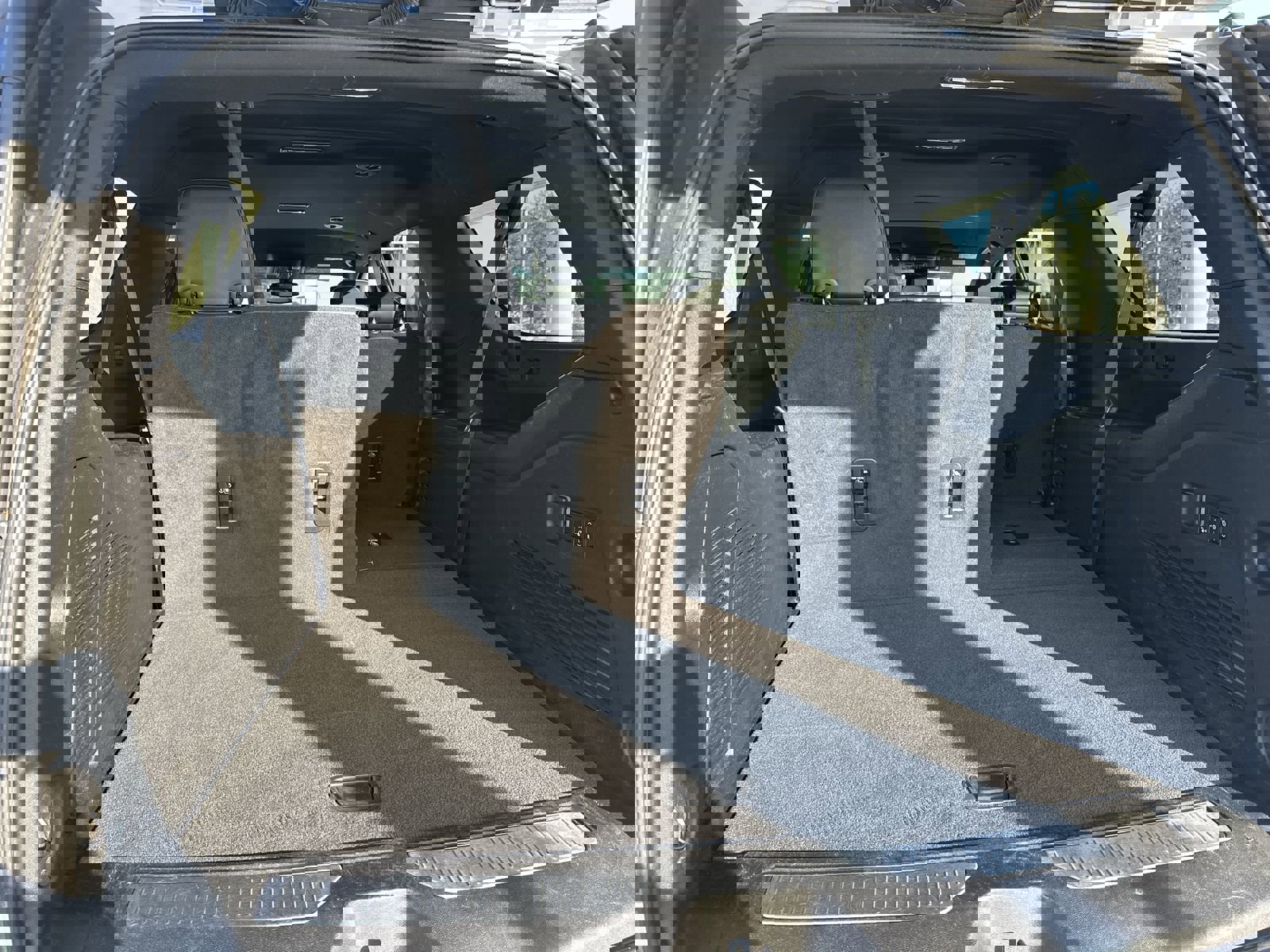 Used 2023 Chevrolet Suburban Premier image 33