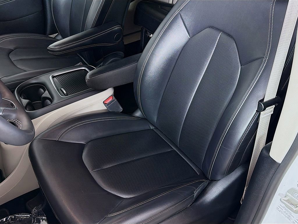 Used 2024 Chrysler Pacifica Touring-L image 21