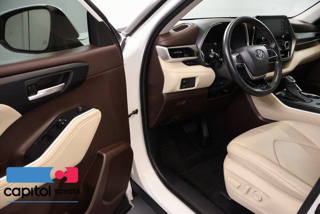 Certified 2021 Toyota Highlander XLE AWD/4WD image 9
