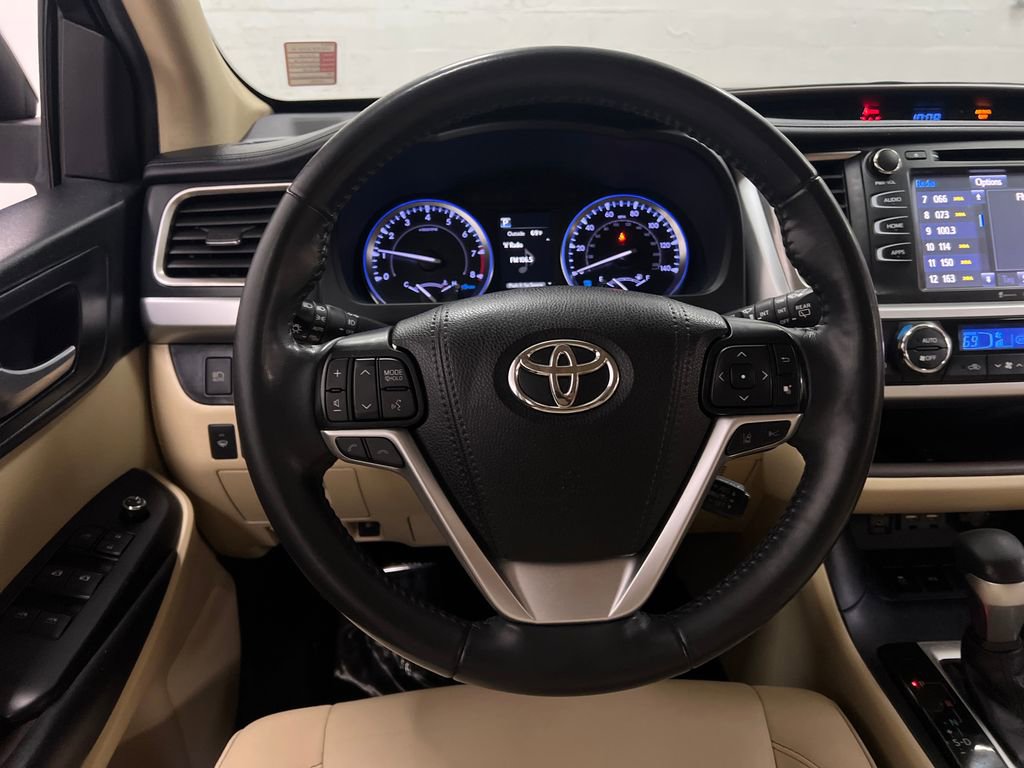 Used 2019 Toyota Highlander XLE FWD image 18