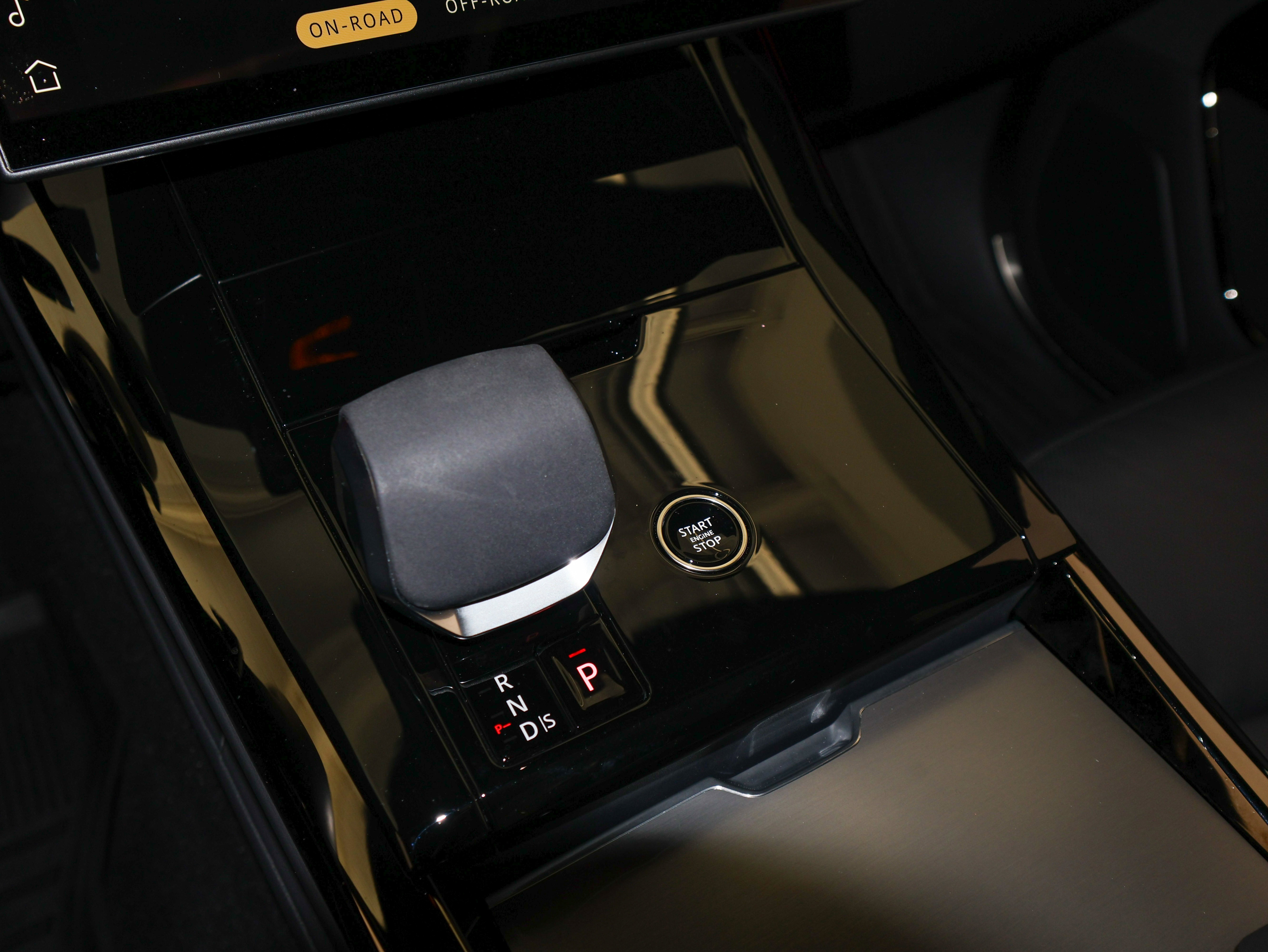 Used 2025 Land Rover Range Rover Sport Dynamic SE image 39