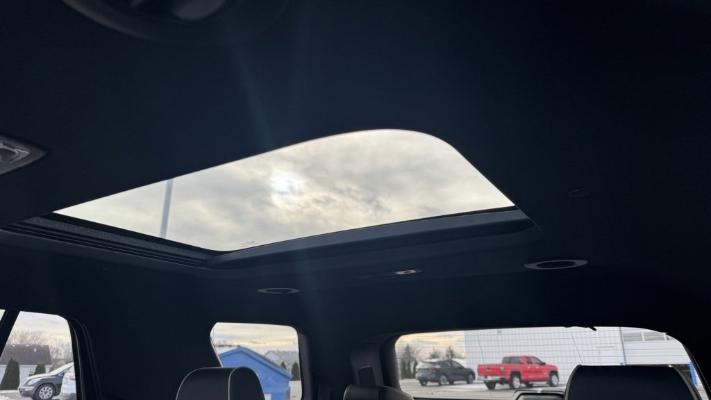 Used 2023 Chevrolet Traverse Premier image 31