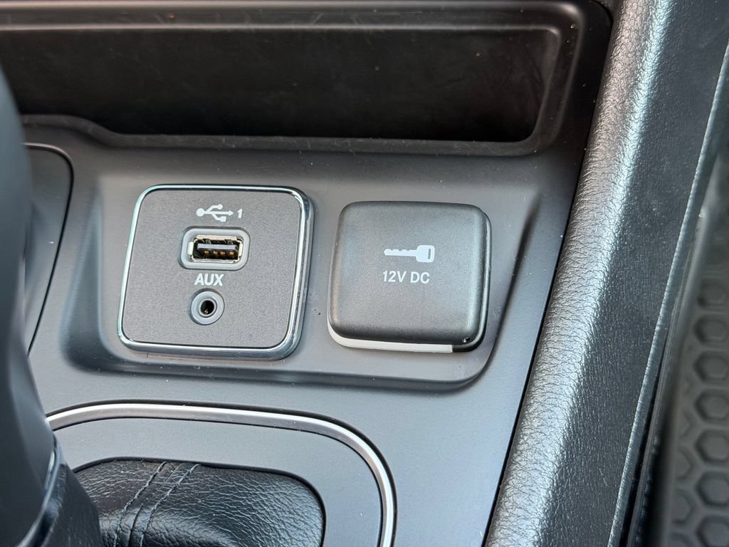 Used 2020 Jeep Cherokee Latitude Plus w/ Cold Weather Group AWD/4WD image 31